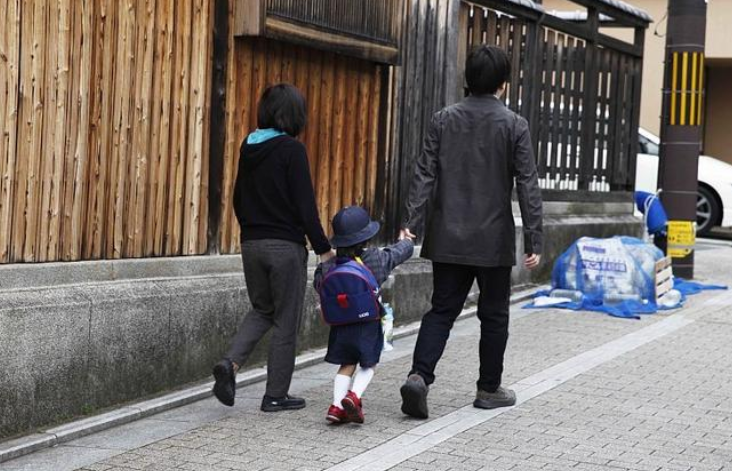 日媒：日本出生人数连续8年创新低，人们对未来深感不安 ！-第1张图片