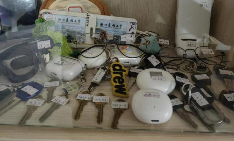杭州高校保洁阿姨3年捡50多万财物：能找到失主的都还给了失主 ！-第1张图片