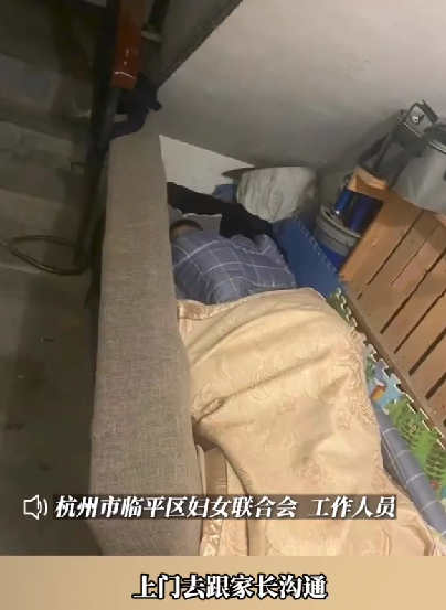 网传男孩遭亲爸后妈虐待睡楼道 ！妇联：网传信息不实，系孩子生病不想传染家人 ！-第1张图片