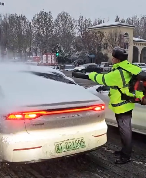 交警背鼓风机帮群众清理车上积雪 ！​网友：吹掉的是冰雪，留下的是安全 ！-第1张图片