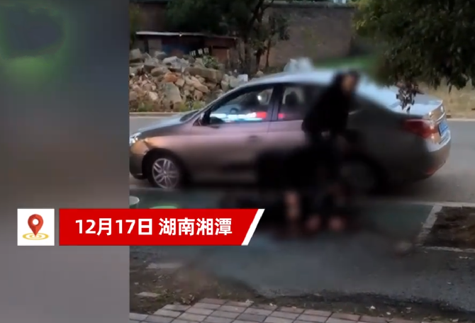 女子遭黑狗撕咬 手和脖子均被咬伤：期间多名居民曾上前帮忙未果 ！-第1张图片