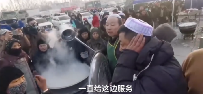 甘肃市民路边支锅连夜煮饺子支援 ！直言：“因为我是中国人，这个时候必须要来” ！-第1张图片