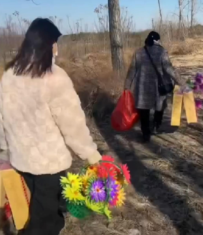 小木匠妻子带儿女到丈夫坟前祭拜：并告诉他劳荣枝被执行死刑的消息 ！-第1张图片