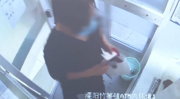 女子捡到银行卡猜对密码取走4万被抓：卡背面写着一个数字"0" ！-第1张图片