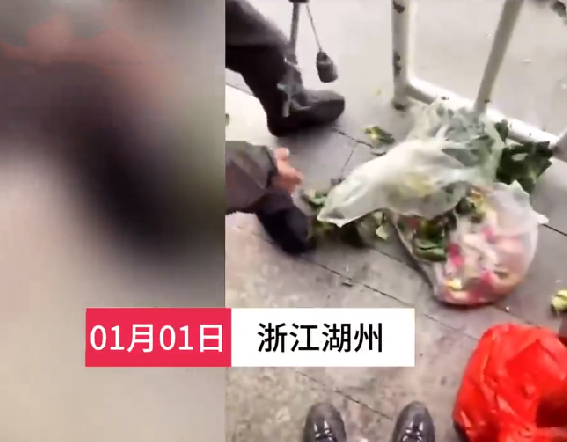 湖州一执法人员脚踩老人的蔬菜：面对指责他毫无悔意还称这是他的工作 ！-第1张图片