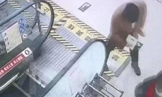 男子乘扶梯玻璃炸裂 被索赔8300元！当事人回应：认为电梯质量存在问题 ！-第1张图片