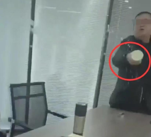 社区书记辱骂群众并泼热水已停职：责成作出书面检查，其本人也已向对方道歉 ！-第1张图片