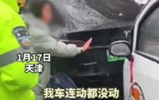 大妈开老头乐追尾特斯拉后嚣张碰瓷：行车记录仪立大功 ！-第1张图片